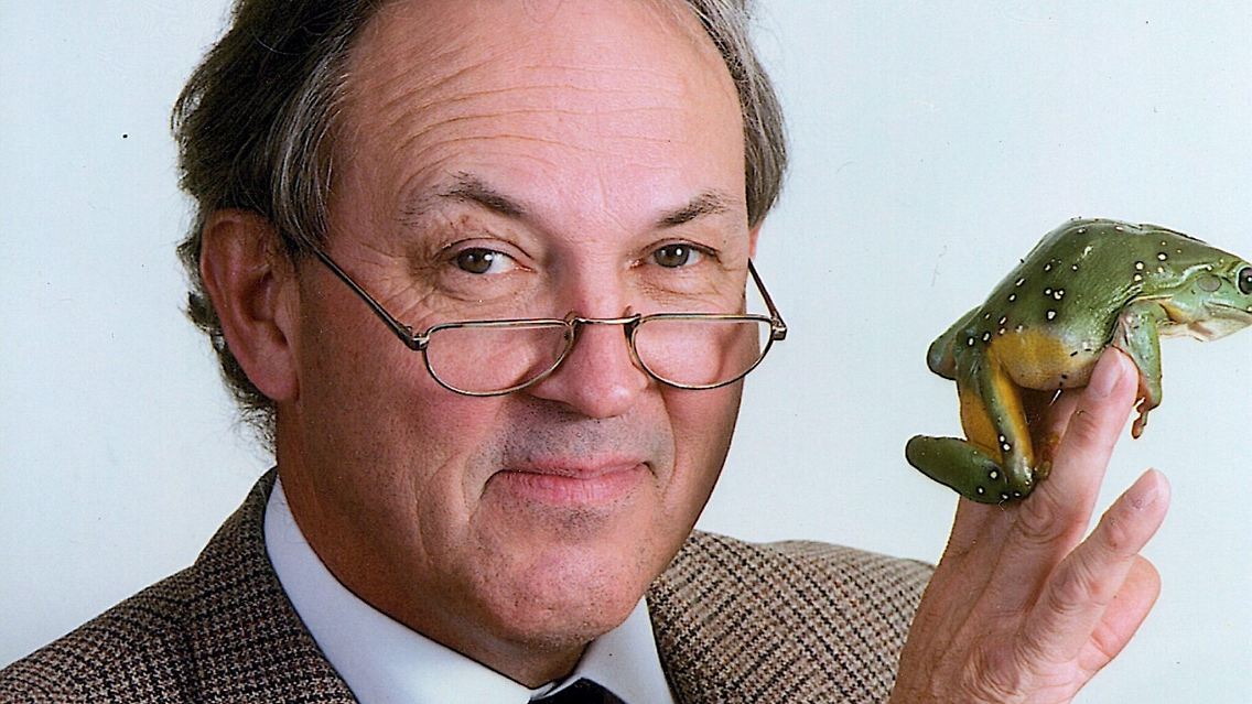 ... Michael Tyler und sein Forschungsteam der Universität Adelaide im Jahr 2000 mit ihrem Experiment, bei dem ein Frosch mithilfe von Magneten zum Schweben gebracht wurde. Sie heimsten ebenfalls einen Ig-Nobelpreis ein.