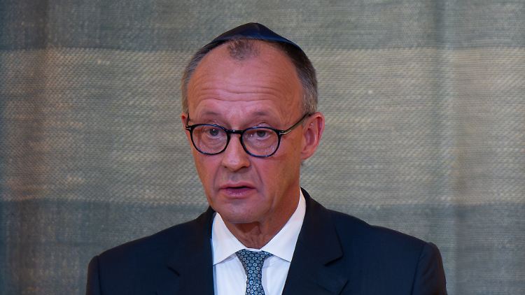 Merz sagte in München "jeder Form des alten und des neuen Antisemitismus" den Kampf an.