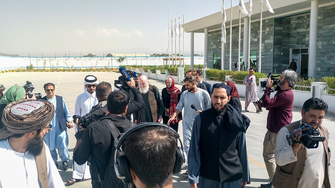 Am Flughafen in Doha herrschte großer Medienrummel nach der Ankunft der Reynolds'.