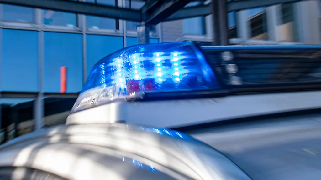 Ein-Blaulicht-leuchtet-auf-dem-Dach-eines-Polizeiwagens