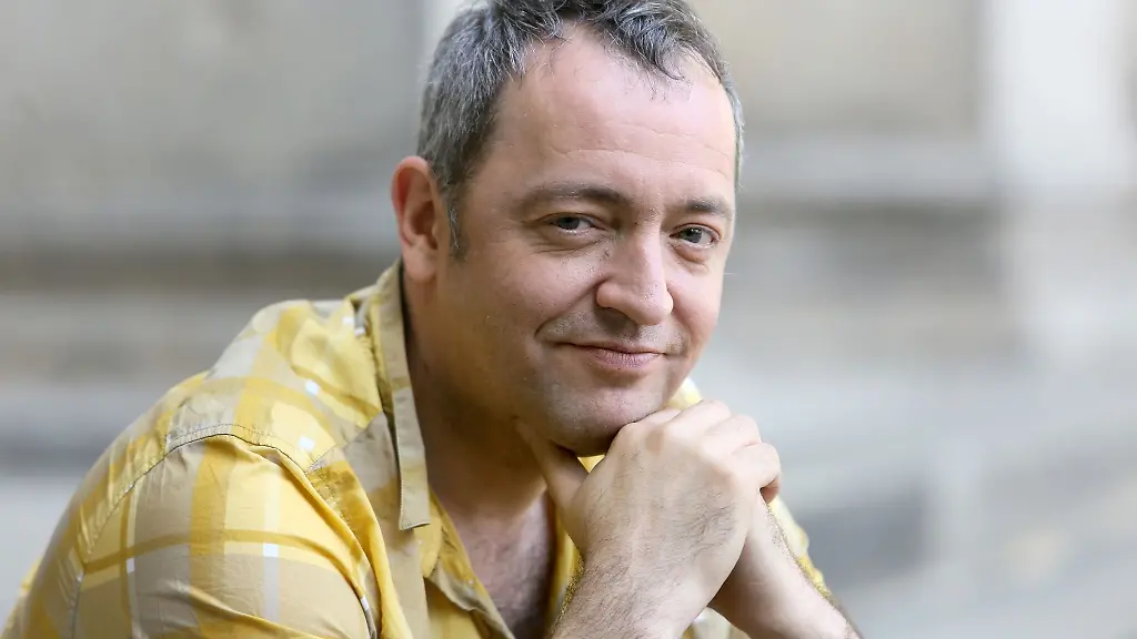 Der-Musiker-und-Kabarettist-Rainald-Grebe-schaut-zu-dem-Fotografen