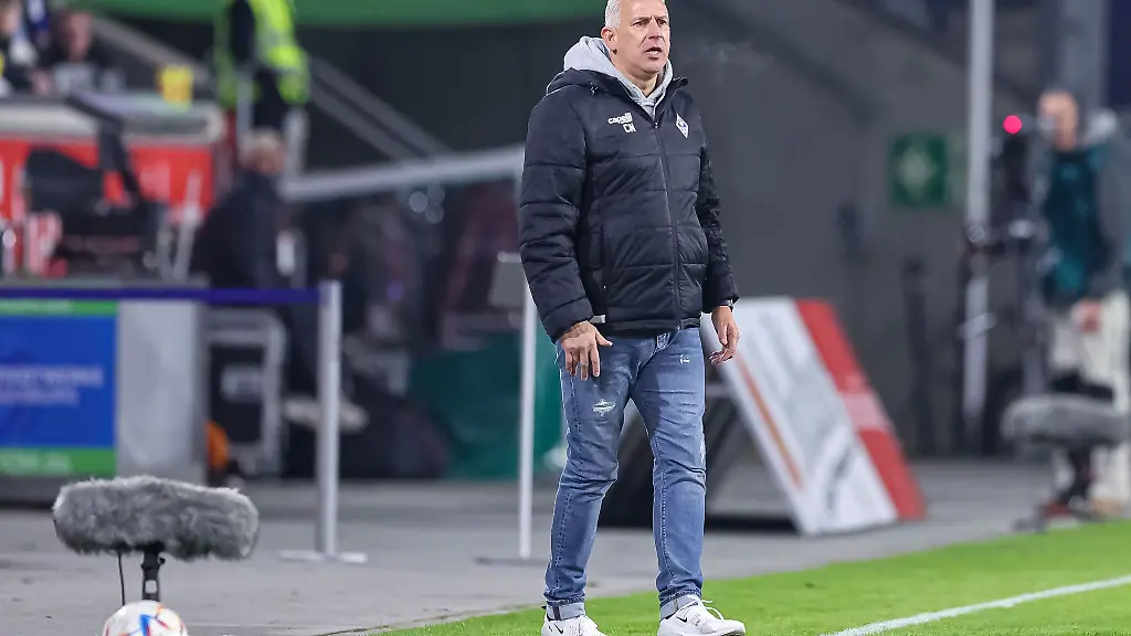 Christian-Neidhart-steht-an-der-Seitenlinie