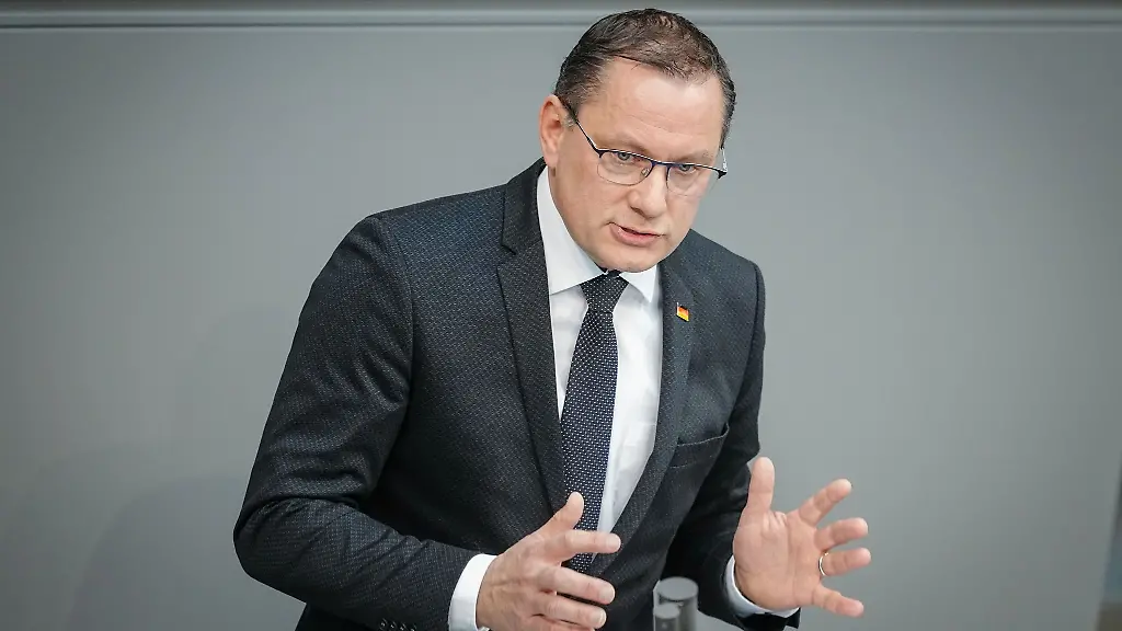 Tino-Chrupalla-AfD-Bundesvorsitzender-und-Fraktionsvorsitzender-der-AfD