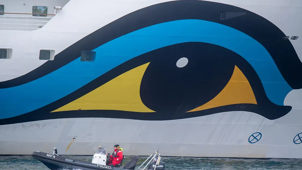 Das-Kreuzfahrtschiff-AIDAsol-hat-in-Rostock-Warnemuende-festgemacht