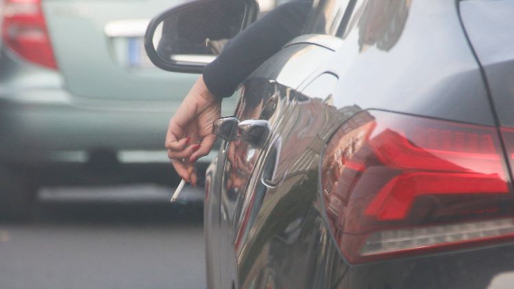 Qualmen am Steuer: Da gibt es verschiedene Techniken, die Beifahrer unterschiedlich belasten.