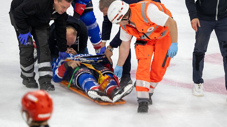 Nach minutenlanger Behandlung wurde Luke Esposito liegend und fixiert vom Eis gebracht.