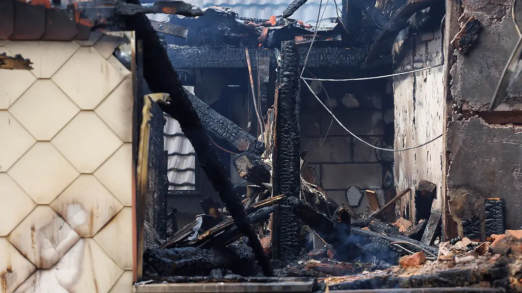 Von-aussen-ist-ein-Teil-vom-ausgebrannten-Obergeschoss-zu-sehen