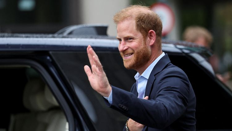 Zwischen Harry und seinem Vater Charles herrschte ein Jahr lang Funkstille - jetzt haben sie das erste Mal wieder miteinander gesprochen.