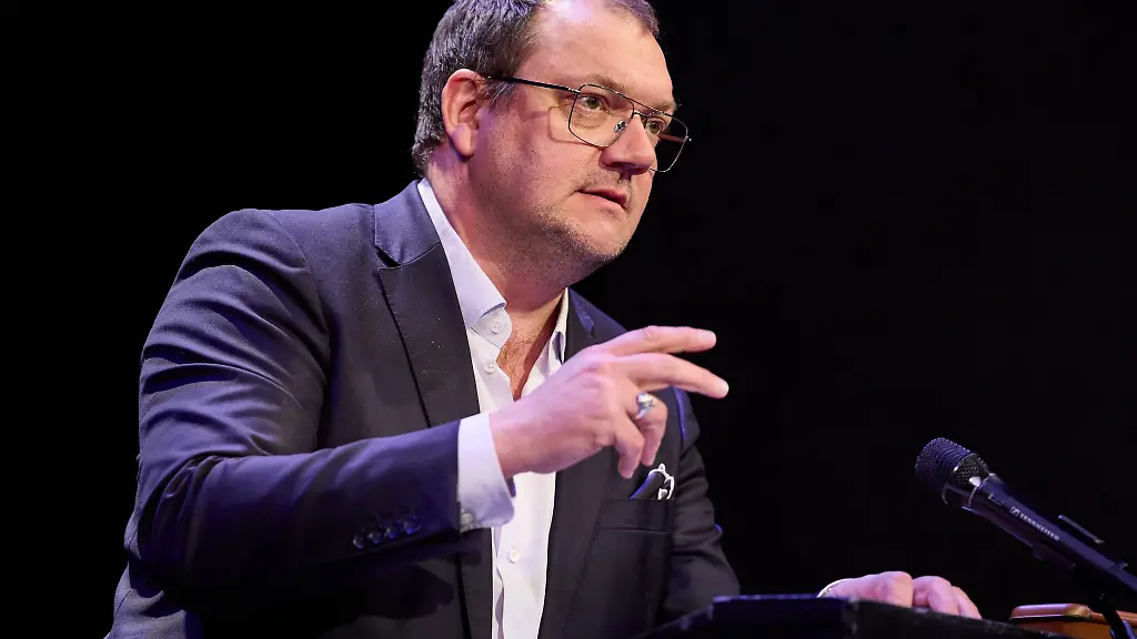 Charly-Huebner-steht-waehrend-der-Preisverleihung-auf-der-Buehne