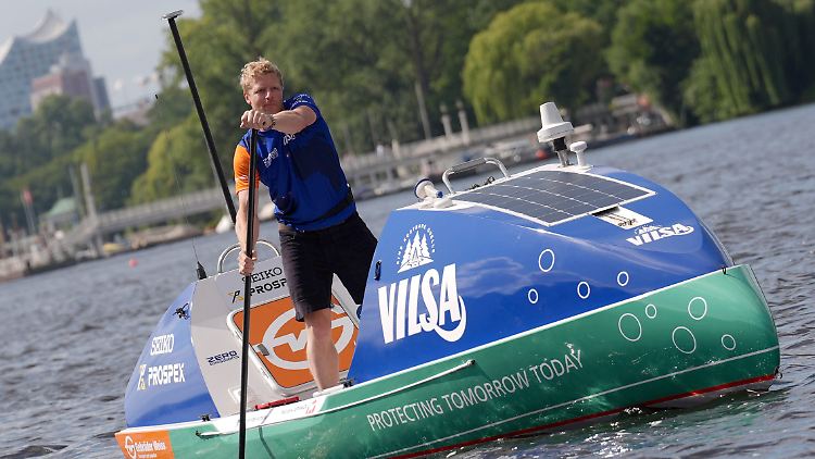 Das Boot ist mit einer Schlafkabine und Livetracker ausgestattet.