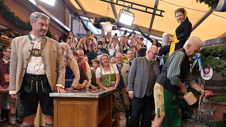 Der Oberbürgermeister (r.) sticht an, der Ministerpräsident kriegt die erste Maß.