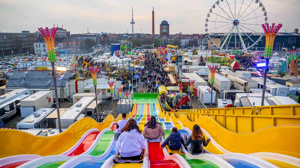 Besucher-der-Osterwiese-auf-der-Buergerweide-nutzen-eine-Riesenrutsche