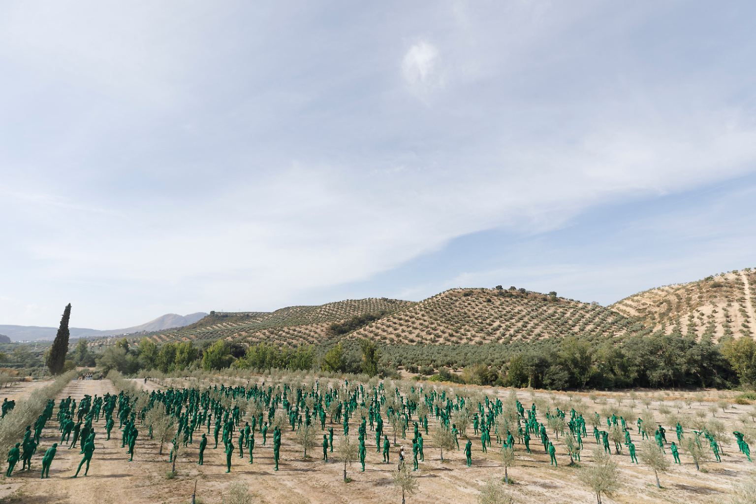 Hunderte Menschen haben sich in Südspanien ausgezogen, dunkelgrün anmalen und vom US-Fotografen ...