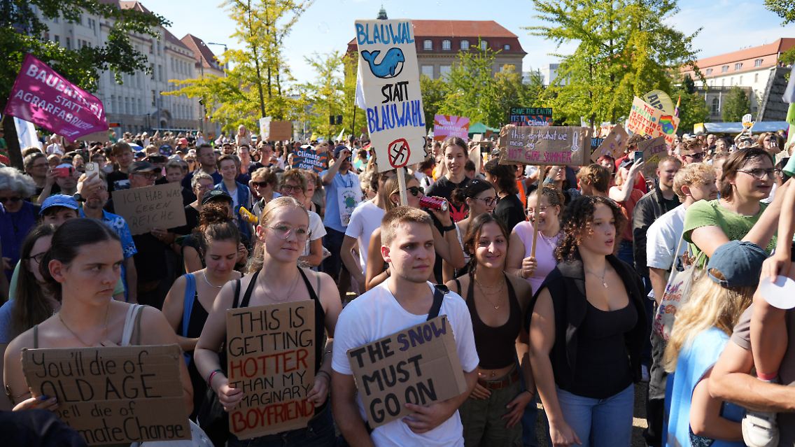 Mehr als 4000 Menschen kamen laut Veranstaltern in Berlin auf die Straßen.
