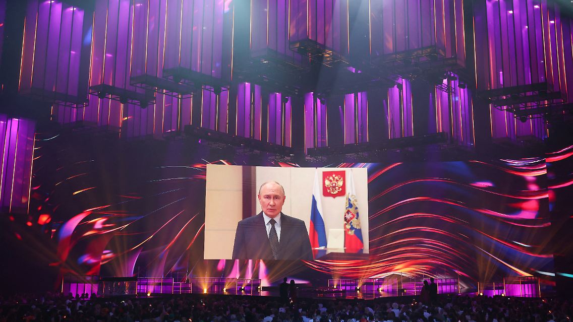 Russlands staatlicher Erster Kanal überträgt die etwa dreieinhalbstündige Show.