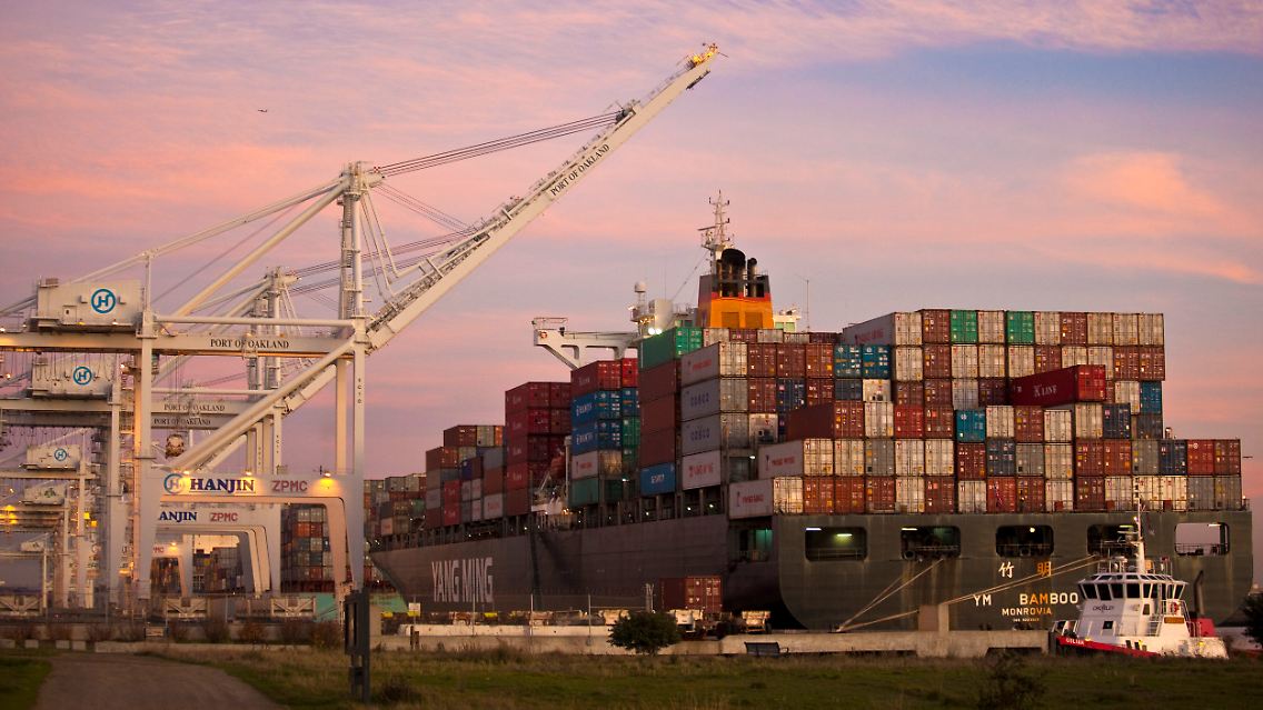 Ein chinesisches Containerschiff im Hafen von Oakland.