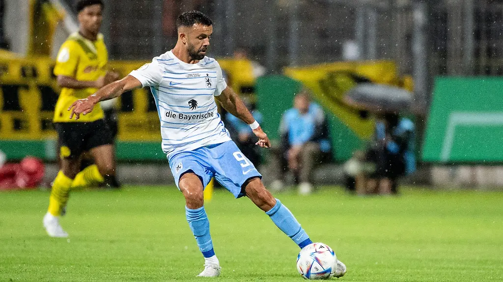 Albion-Vrenezi-von-1860-Muenchen-spielt-den-Ball