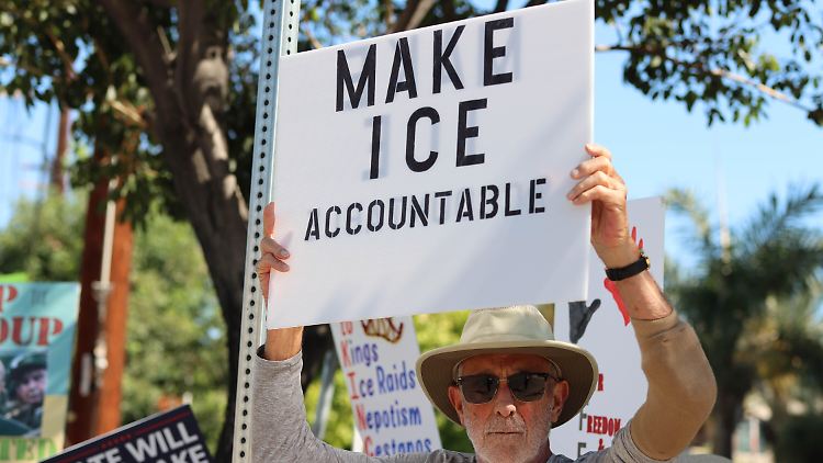 Protest gegen die Einwanderungsbehörde ICE. Deren Mitarbeiter sind für ihr rigides Vorgehen berüchtigt.