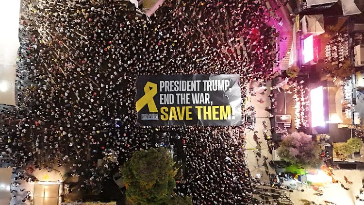 In Tel Aviv haben Zehntausende Israelis am Samstag für ein Ende des Kriegs demonstriert. Der Appell an US-Präsident Trump zeigt: Dem israelischen Regierungschef Netanjahu misstrauen sie.
