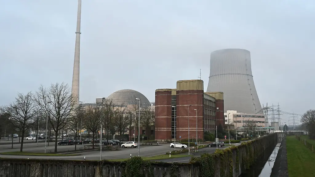 Mit-der-Trennung-der-Kernkraftwerke-Isar-2-Neckarwestheim-und-Emsland-vom-Stromnetz-ging-am-Samstag-die-Aera-der-kommerziellen-Stromerzeugung-mit-Atomkraftwerken-in-Deutschland-zu-Ende