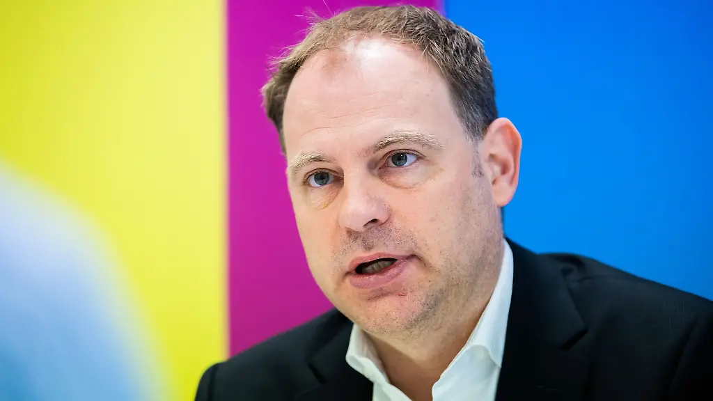 Landesvorsitzender-der-FDP-Berlin-Christoph-Meyer-spricht-bei-einem-Interviewtermin