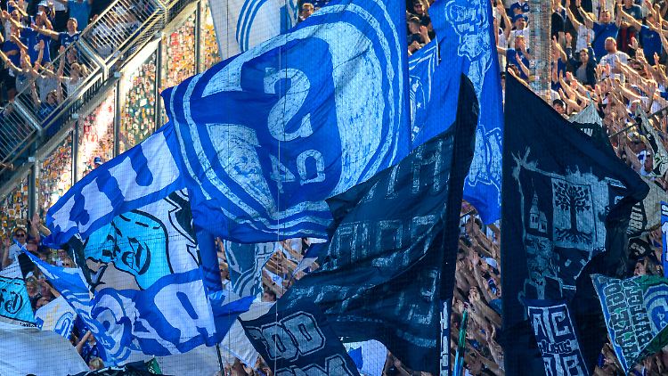 Die Schalke-Anhänger kamen vom Auswärtsspiel in Magdeburg.