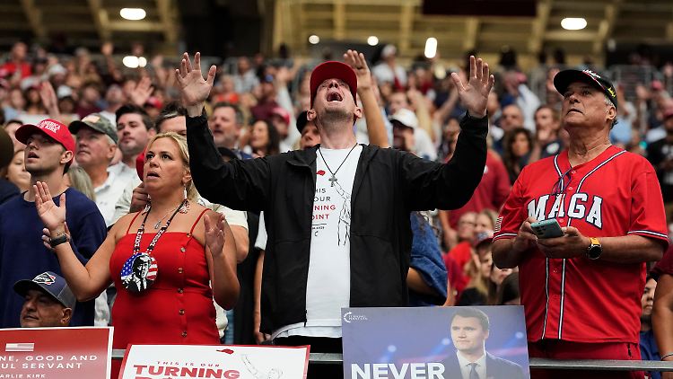 Kirks Anhänger in Trauer.