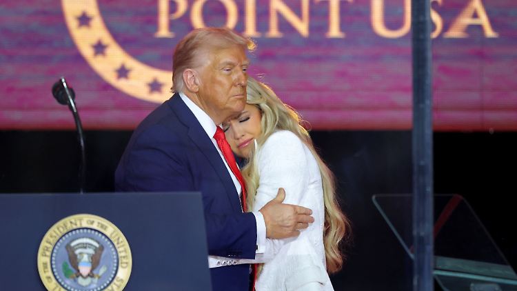 Erika Kirk müsse ihn erst noch überzeugen, seine Gegner nicht zu hassen, sagte Trump sinngemäß.