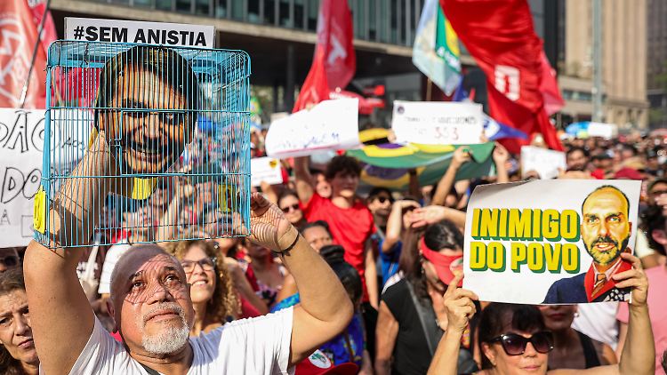 Bolsonaro ist gerade verurteilt - und bald wieder frei? Die Demonstrierenden wollen das verhindern.