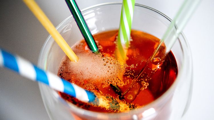 Die Forscher verweisen darauf, dass es helfen kann, Plastik durch Glas oder Edelstahl zu ersetzen. (im Bild: Trinkhalme aus Papier, Edelstahl, Hartplastik und Glas)