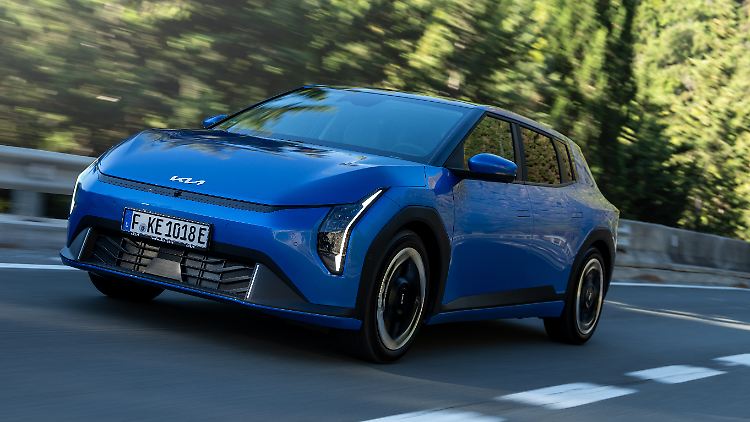 Der Kia EV4 legt in der Kompaktklasse einen besonders selbstbewussten Auftritt hin.
