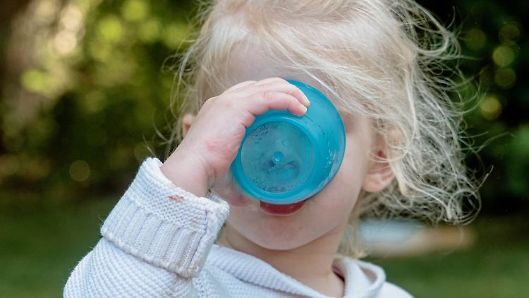 Chemikalien stecken in vielen Produkten des Alltags, mit denen auch Kinder in Berührung kommen. Forscher halten das für sehr gefährlich.