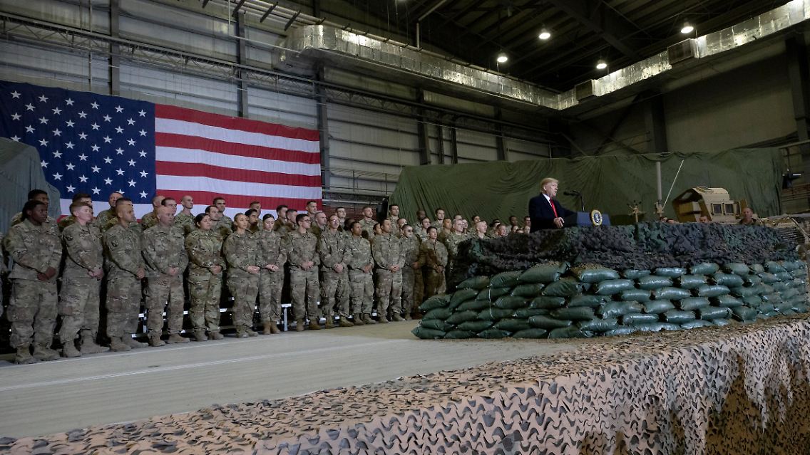 Donald Trump spricht 2019 zu Mitgliedern der amerikanischen Truppen auf der Bagram Air Base.