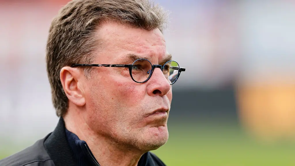 Nuernbergs-Trainer-Dieter-Hecking-steht-am-Seitenrand