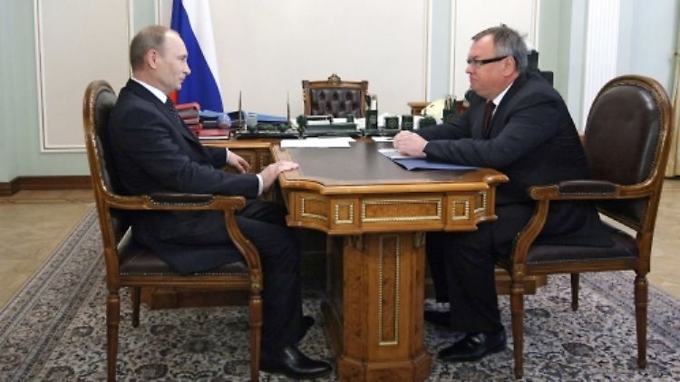 Links der Ministerpräsident, rechts der VTB-Chef: An einem seiner Schreibtische im Kreml empfängt Wladimir Putin den Bank-Manager Andrej Kostin, um mit ihm über die neue Verkaufsstrategie zu sprechen.