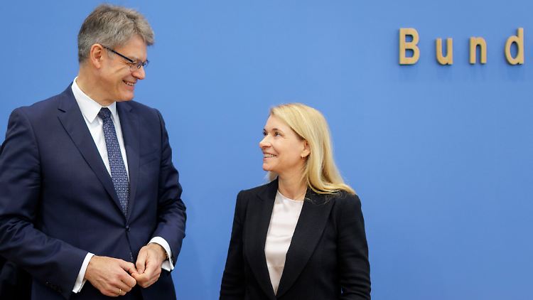 Minister Schnieder übergibt die Umsetzung seiner Strategie an die neue Bahn-Chefin Palla.