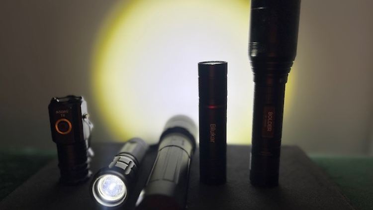 Die ntv/RTL-Testredaktion hat fünf Taschenlampen durchleuchtet. Welches Gerät kann in Sachen Preis, Wasserdichte und Strahlkraft punkten? 