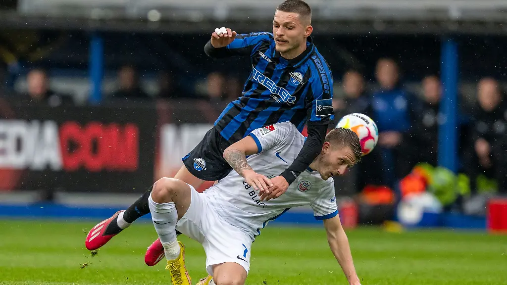 Paderborns-Florent-Muslija-l-und-Rostocks-Nico-Neidhart-kaempfen-um-den-Ball