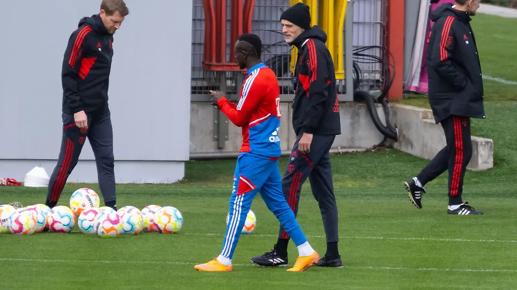 Trainer-Thomas-Tuchel-2-v-r-und-Sadio-Mane-beim-Training-in-Muenchen