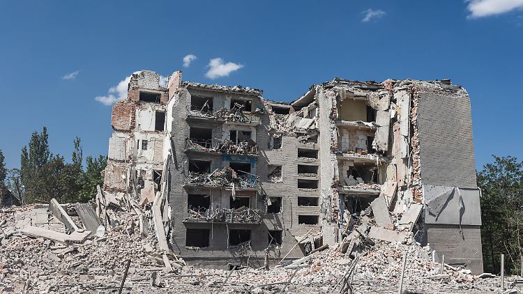 Zerstörte Wohngebäude in Kostjantyniwka in der Ukraine nach einem russischen Angriff.