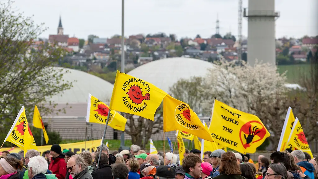 Aktivisten-feiern-vor-dem-Kernkraftwerk-Neckarwestheim-ein-Abschaltfest
