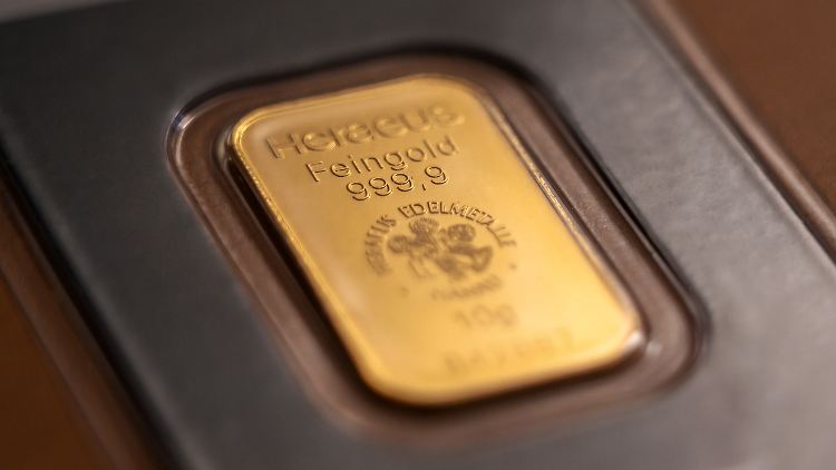 Im Vergleich zum Freitag hat sich das Edelmetall um etwa 34 Dollar pro Feinunze verteuert.