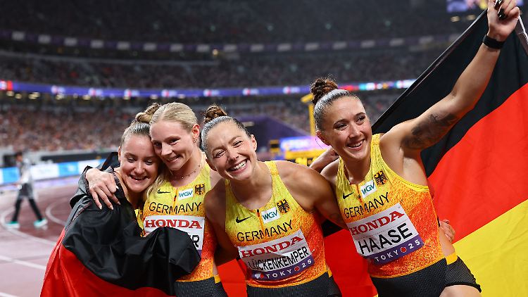 Die Bronzestaffel mit (von links) Sophia Junk, Sina Mayer, Gina Lückenkemper und Rebekka Haase.