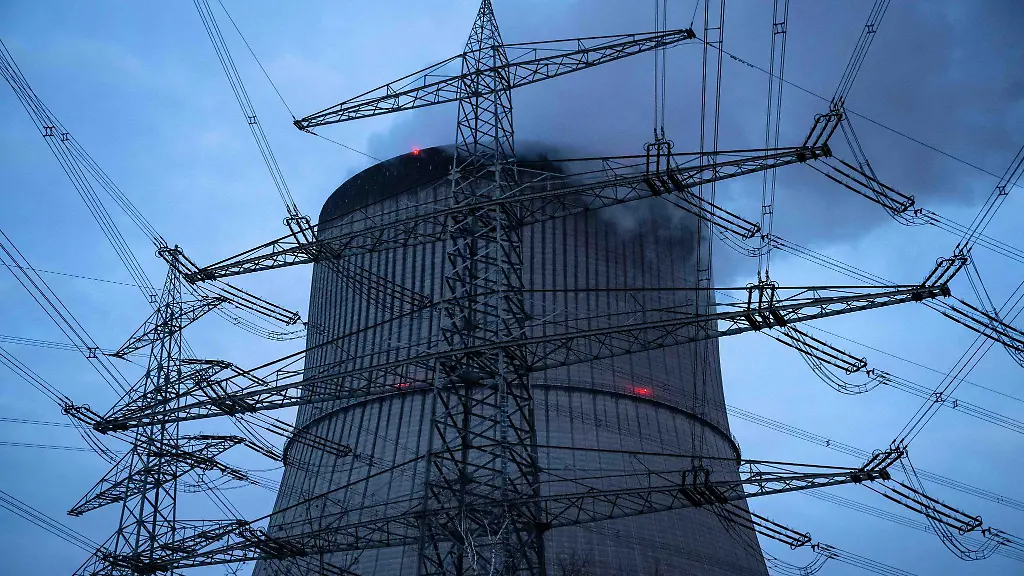 Strommasten-vor-dem-Kernkraftwerk-Emsland