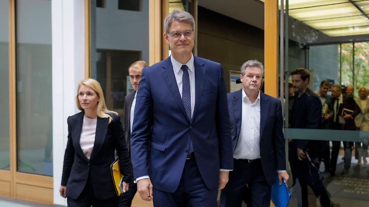 Schnieder (M.) und die designierte neue Bahnführung erhalten Gegenwind.