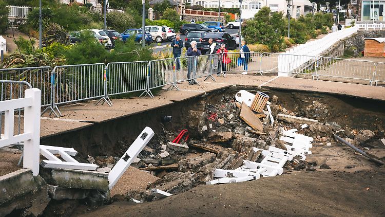 Nach starkem Regen brach diese Promenade in Saint-Quay-Portrieux in der Bretagne ein.