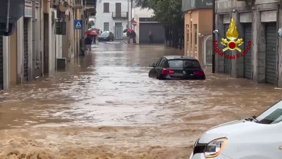 Autos versinken in Cabiate nördlich von Mailand in den Wassermassen.
