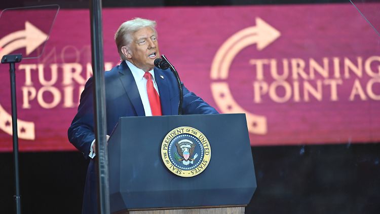 Trump zeigte sich bei der Kirk-Trauerfeier unversöhnlich.