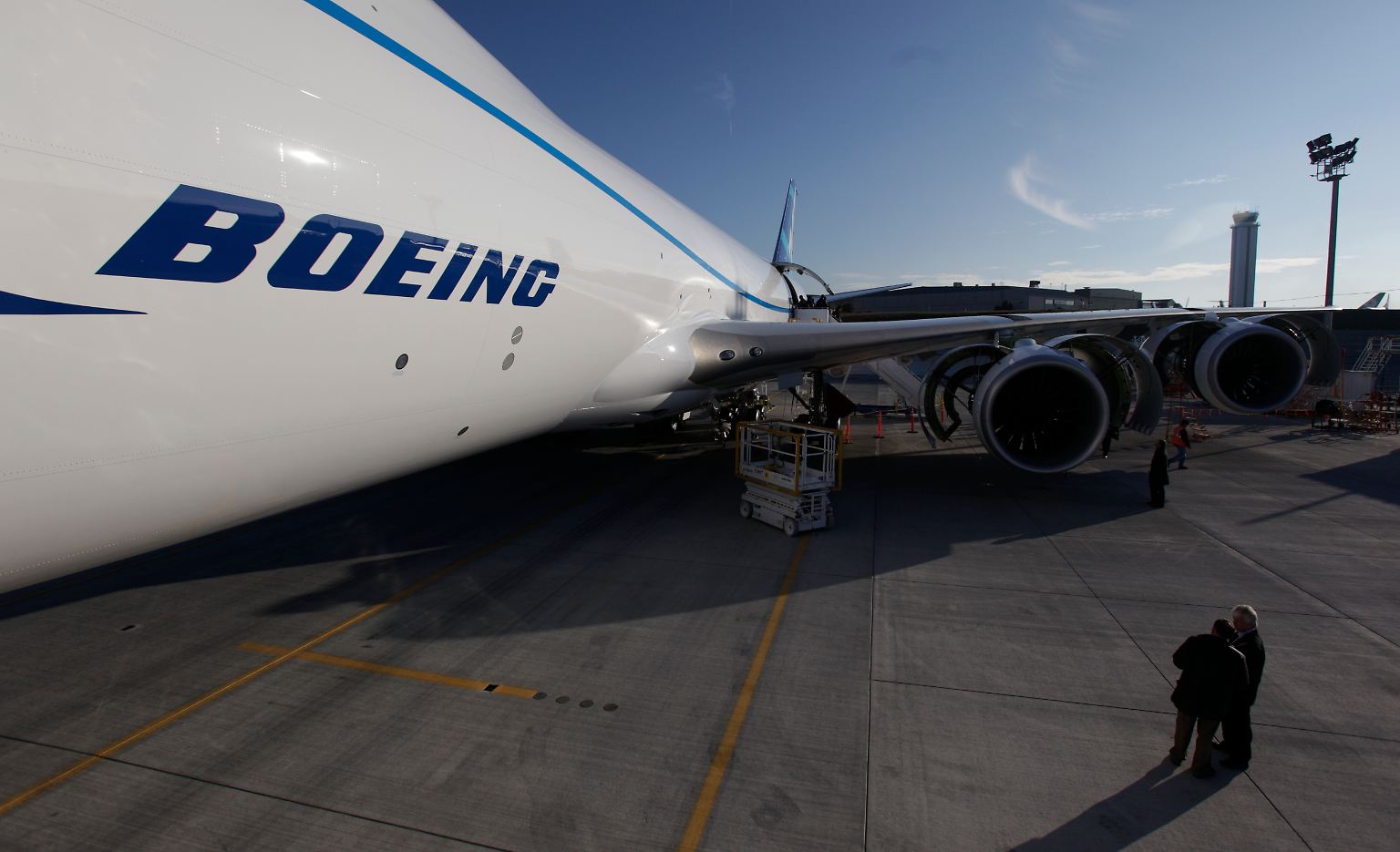 Boeing macht ernst: Der US-Flugzeugbauer greift den Konkurrenten Airbus direkt an - auf der "Flaggschiff"-Ebene.