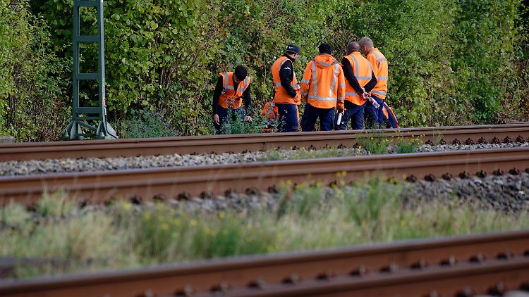 Beamte schauten sich die Schäden vor Ort an und suchten nach Spuren.